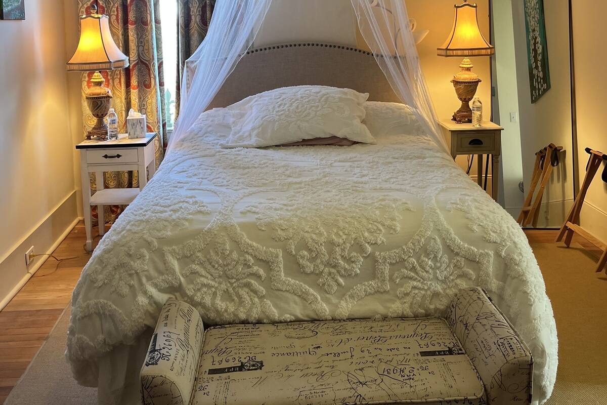 The Bayou Room | Hochwertige Bettwaren, Daunenbettdecken, Pillowtop-Betten, Schreibtisch