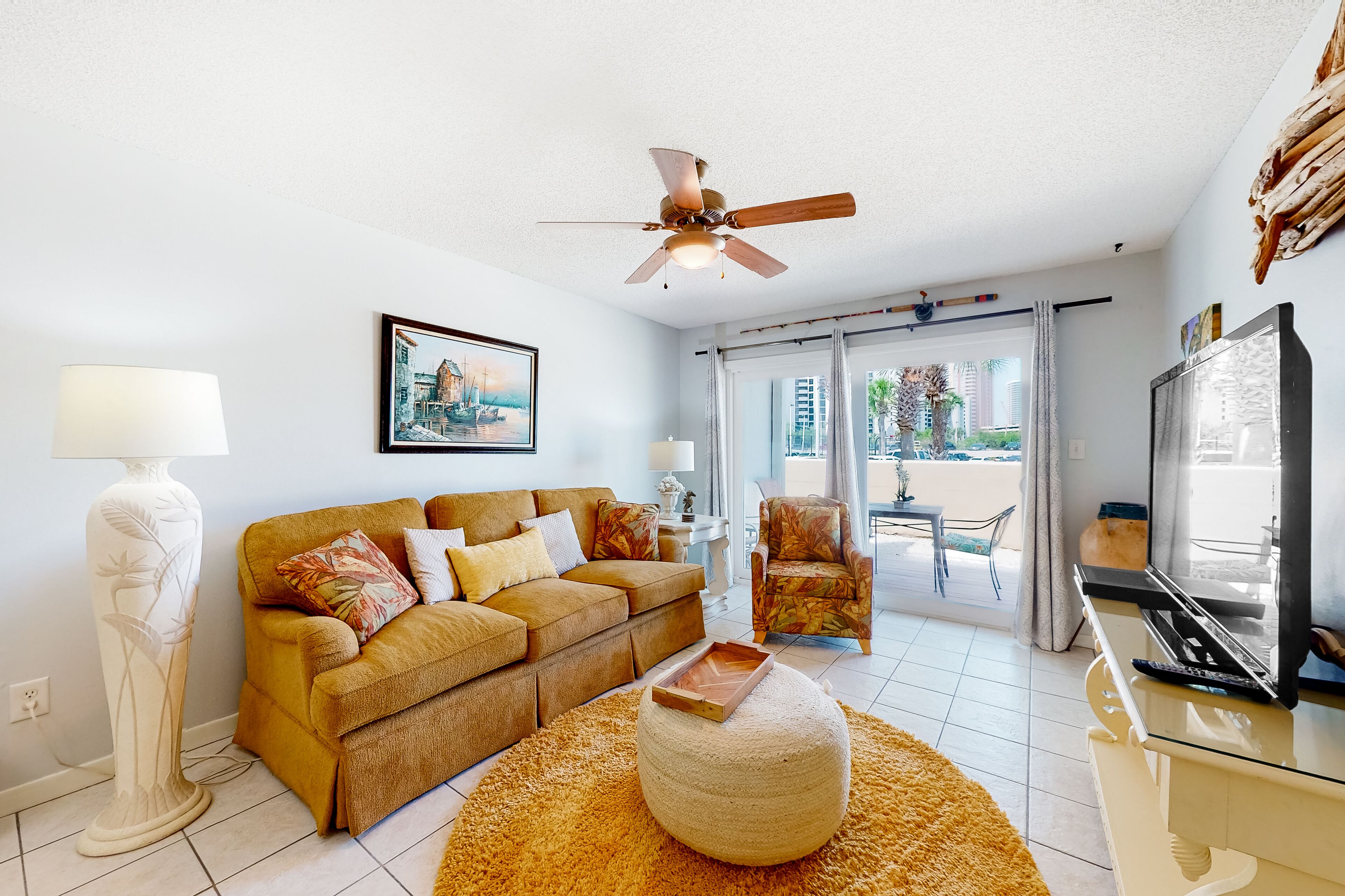 Stellar condo with patio, washer/dryer, full kitchen, & TV - close to beach