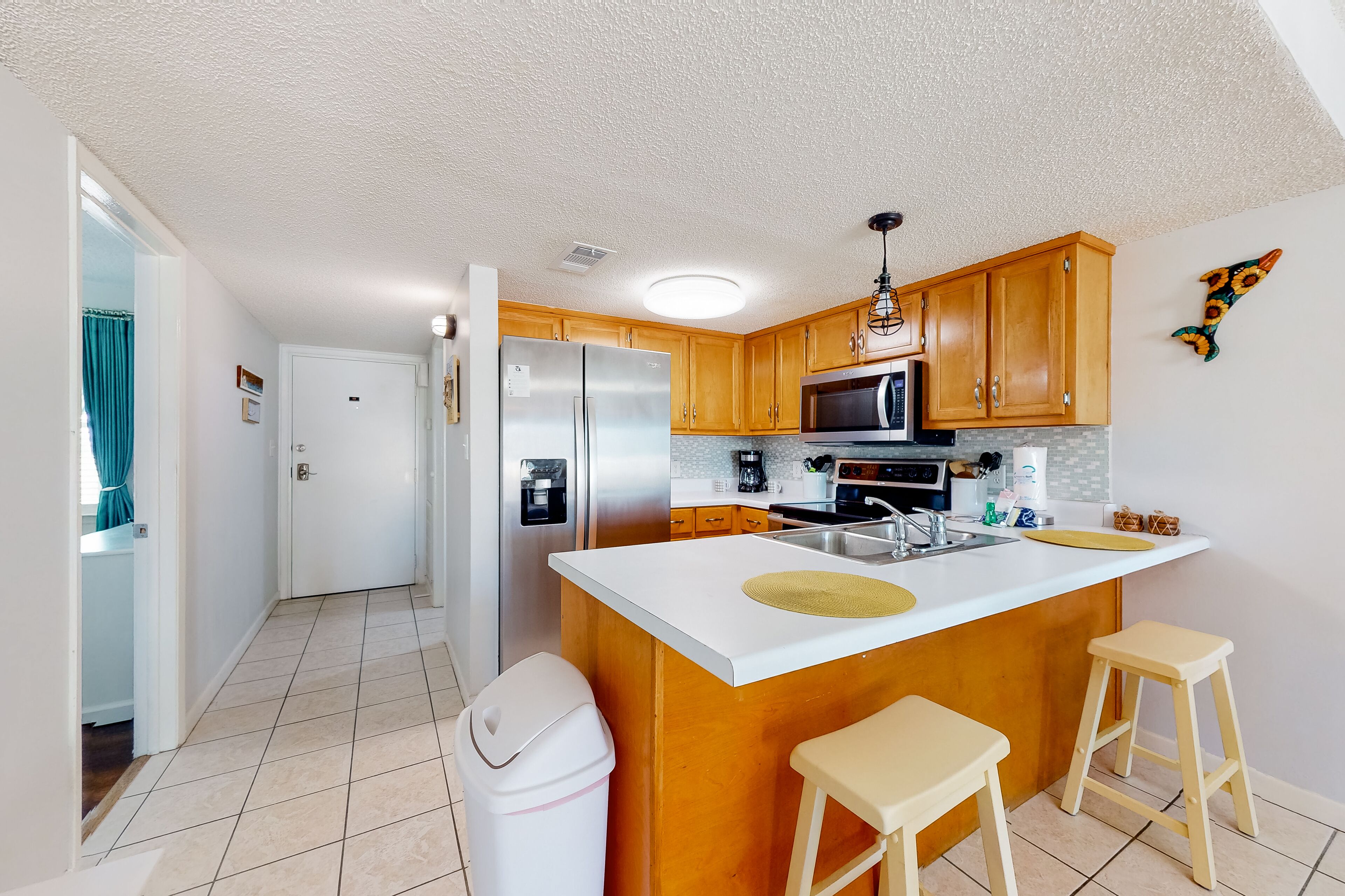 Stellar condo with patio, washer/dryer, full kitchen, & TV - close to beach