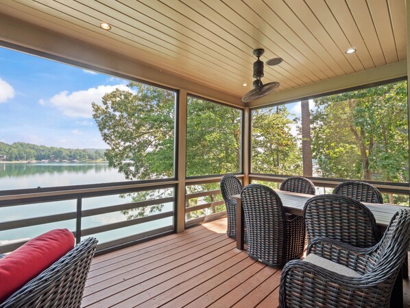 屋外ダイニングエリア