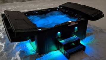 Bañera de hidromasaje al aire libre