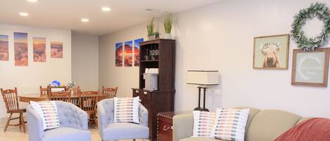 Een smart-tv en boeken