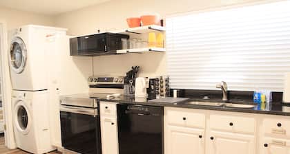 Beautiful, Spacious Basement Suite, Sleeps 7