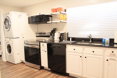 Beautiful, Spacious Basement Suite, Sleeps 7