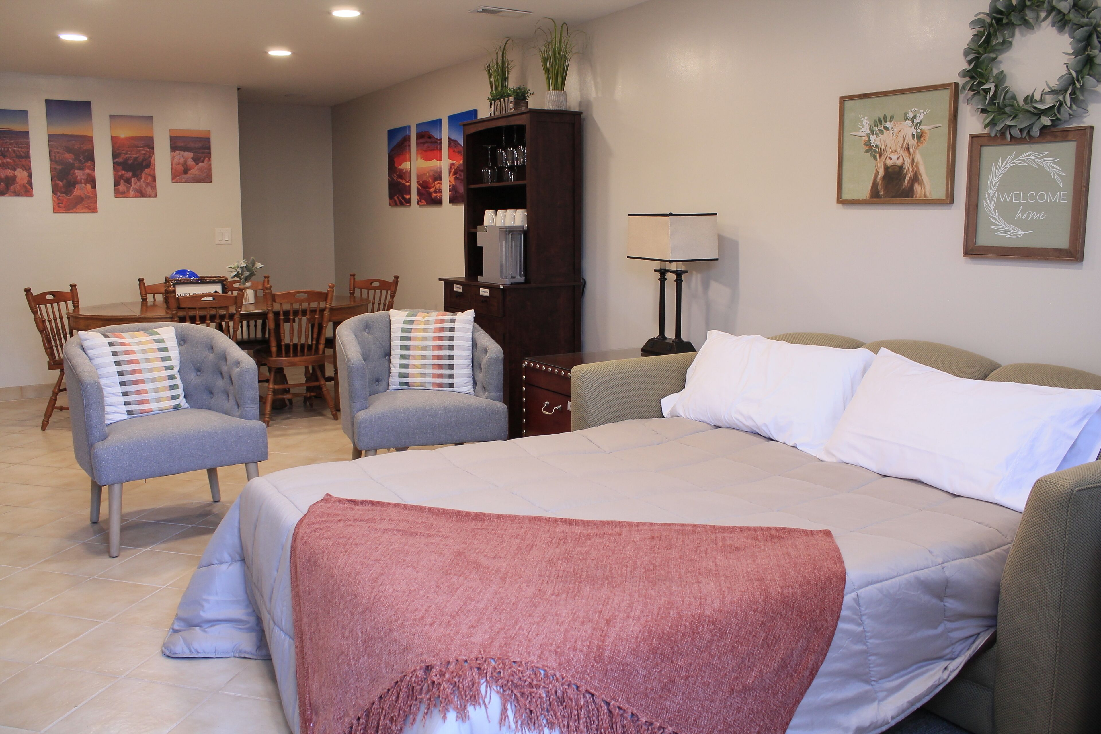 Beautiful, Spacious Basement Suite, Sleeps 7