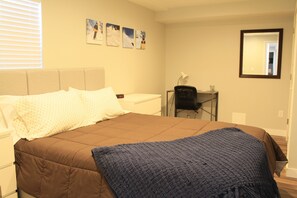 2 soverom, skrivebord, strykejern/-brett og reiseseng for barn