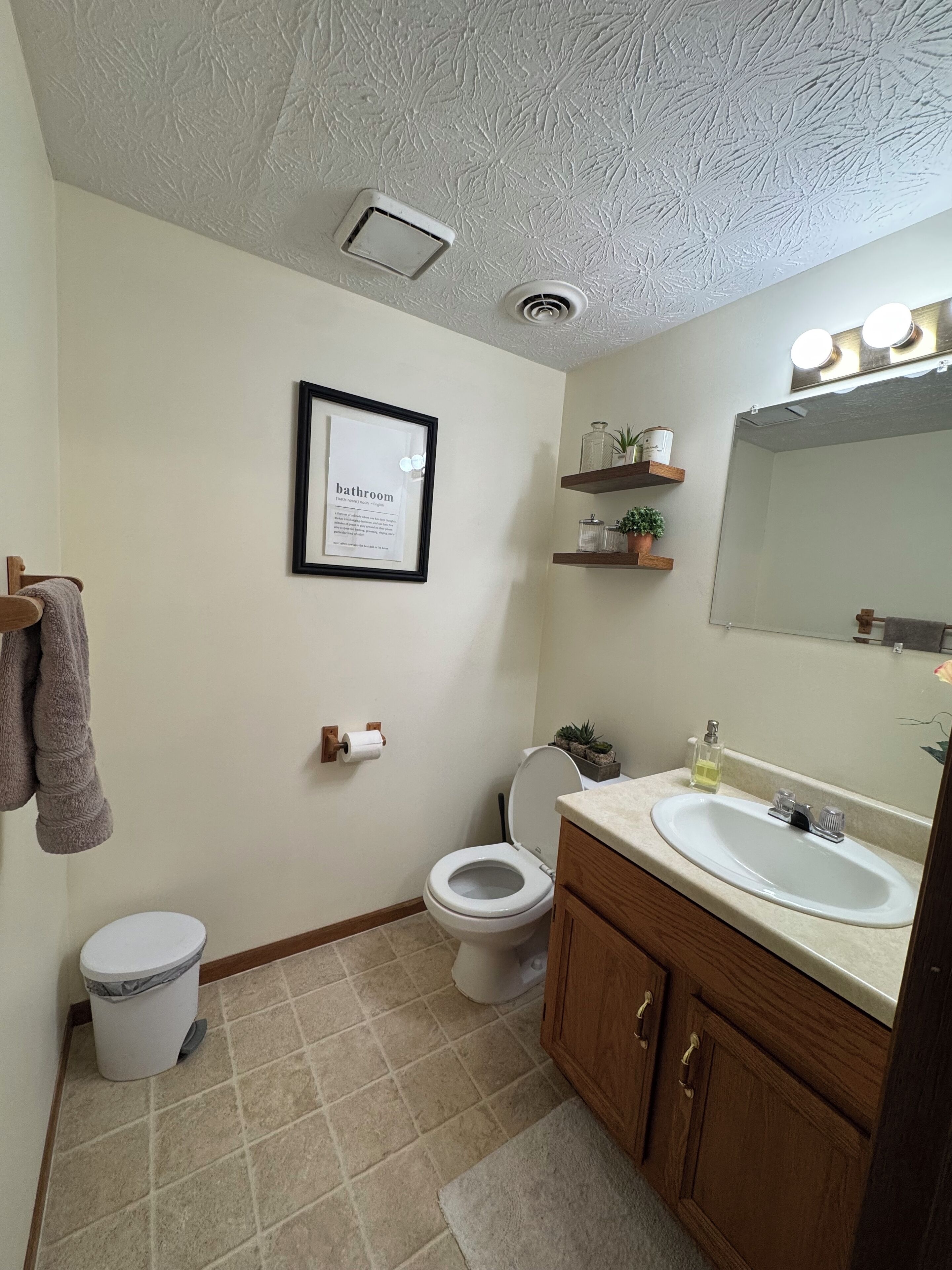 Haartrockner, Handtücher, Seife, Toilettenpapier