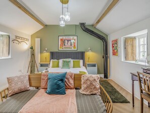 3 bedrooms, free WiFi, bed sheets - A celebration of restoration. (West Ayton, near Scarborough)