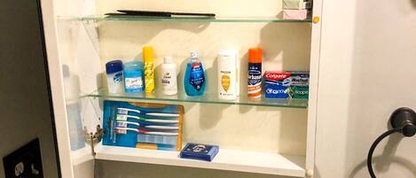 Een haardroger, handdoeken, zeep, toiletpapier