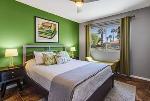 3 Schlafzimmer, Schreibtisch, Bettwäsche