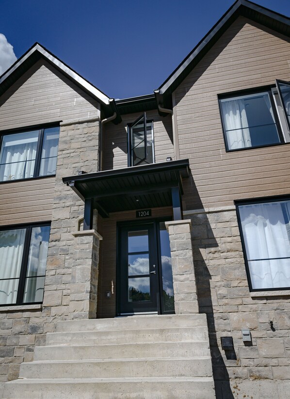 Exterior detail - Beautiful Townhouse Mont-Tremblant, All-Included (Mont-Tremblant)