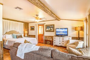 A hotel room with a bed, a sofa, a television, and a desk. - Mucho Gusto in Bandera (Bandera)