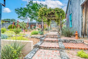 Unclassified image, 3 of 32, button - Mucho Gusto in Bandera (Bandera)