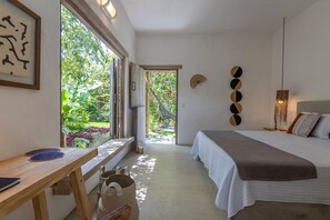 Pillowtop beds, individually decorated, desk, laptop workspace - casa kamayura (Porto Seguro)