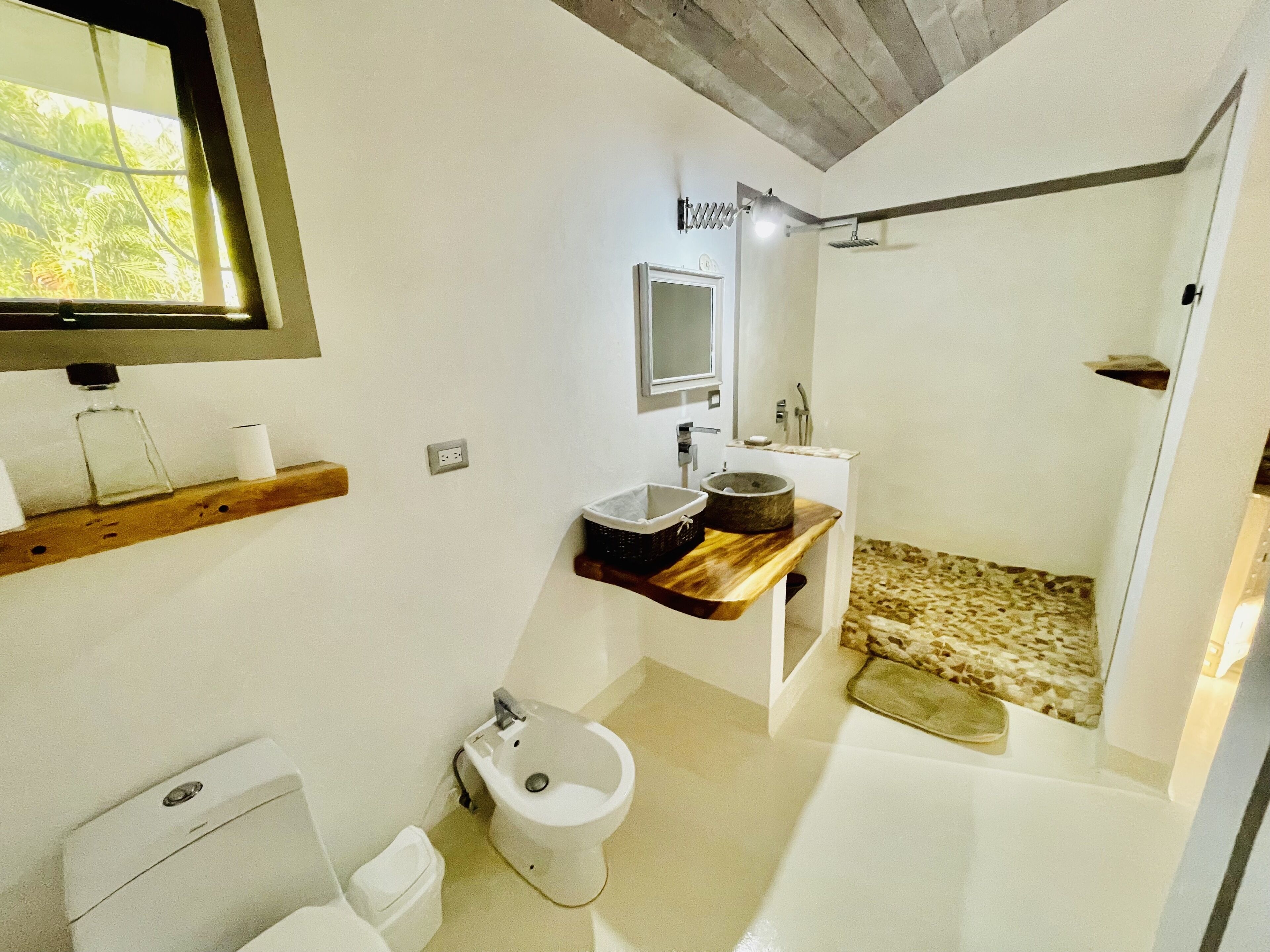 Deluxe Double Room | Bathroom | Shower, rainfall showerhead, bidet, towels