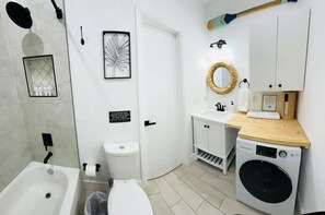 Een haardroger, handdoeken, zeep, shampoo