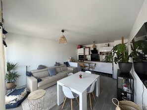 Living area - Jolie Appartement Lumineux à 10 Minutes de Paris, la Défense Arena (Nanterre)