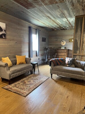 Smart TV, books - Buckridge Cabins, located near the Buffalo National River in Compton Arkansas. (Compton)