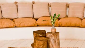 Deluxe Suite | Premium bedding, down comforters, pillowtop beds, desk