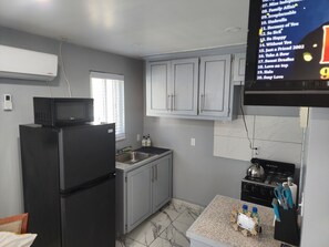 Kjøleskap, mikrobølgeovn, kokeplater og vannkoker