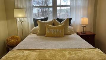 3 bedrooms, desk, iron/ironing board, travel cot