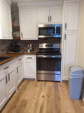 Fridge, microwave, oven, stovetop - Perfect Little Condo in Downtown Auburn. (Auburn)