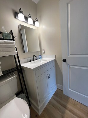 Sèche-cheveux, serviettes fournies, savon, shampoing