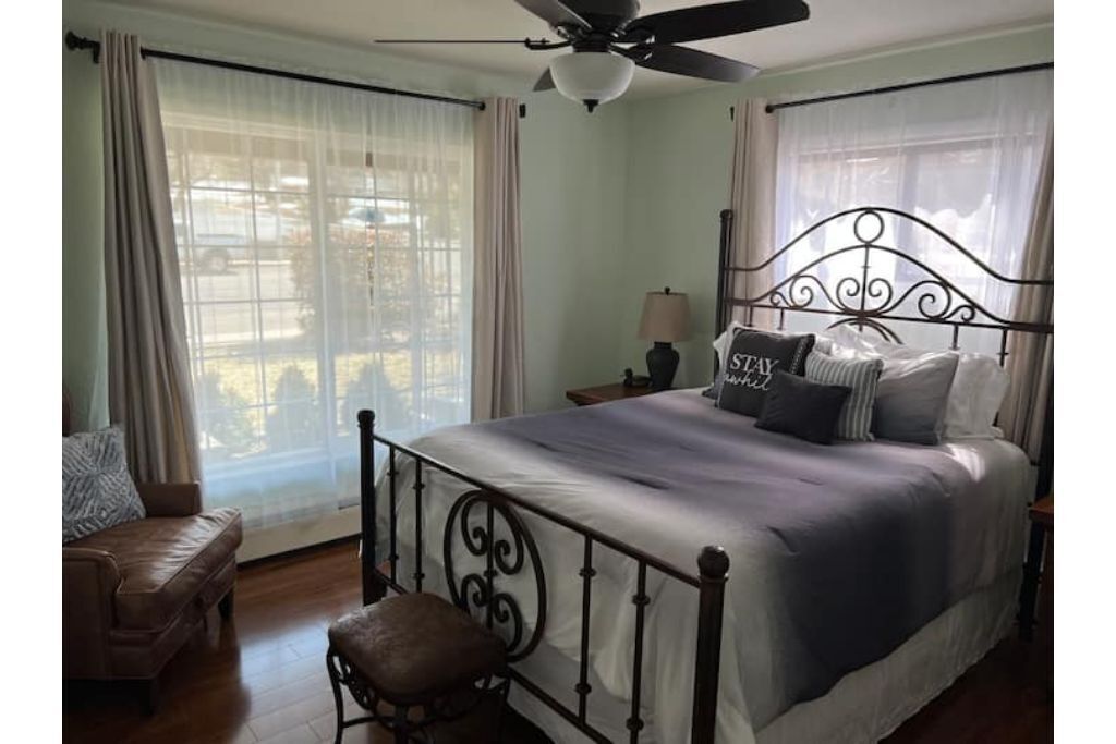 2 min from rt 66- hot tub-firepit-bocceball-bbq