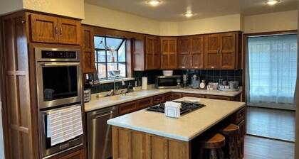 2 min from rt 66- hot tub-firepit-bocceball-bbq