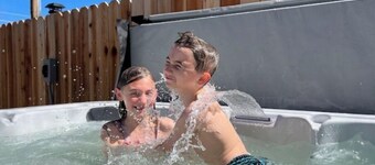 2 min from rt 66- hot tub-firepit-bocceball-bbq