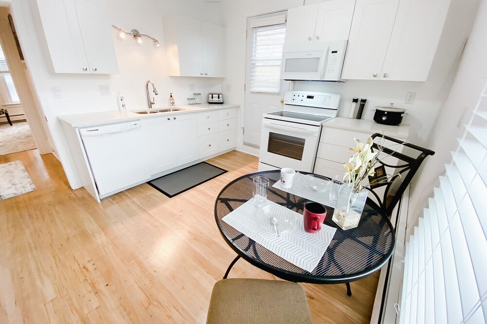 2 BDRM + PATIO Downtown Sarnia Executive Suite