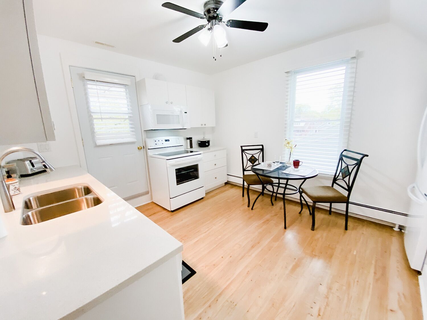 2 BDRM + PATIO Downtown Sarnia Executive Suite 