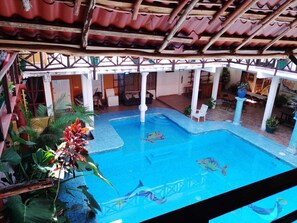Una piscina al aire libre