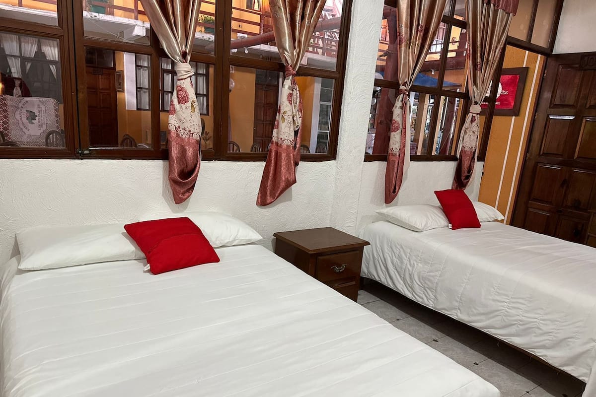 Eenvoudige tweepersoonskamer, 2 queensize bedden | Gratis wifi, beddengoed