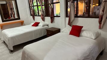 Habitación básica doble, 2 camas Queen size | Wifi gratis y ropa de cama