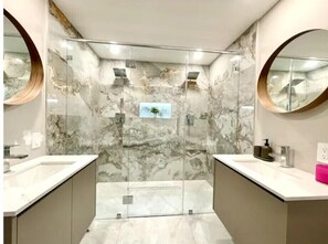 Een douche, een haardroger, handdoeken, zeep