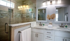 Combined shower/bathtub, hair dryer, towels