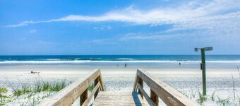 Townhome Steps to the Beach-Hot Tub, Private Yard
