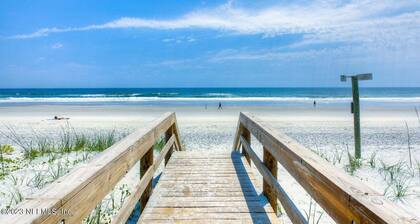 Townhome Steps to the Beach-Hot Tub, Private Yard