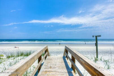 Townhome Steps to the Beach-Hot Tub, Private Yard