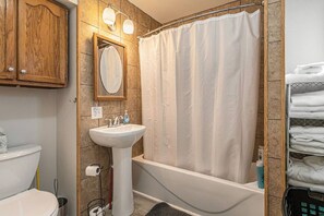 Douche, sèche-cheveux, serviettes fournies