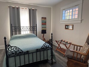 1 habitación, tabla de planchar con plancha y ropa de cama 