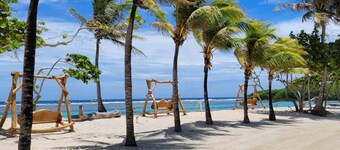 Treehouse Roatán 4BR Oasis w/Pool, & private Beach