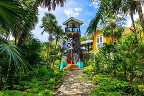Property grounds - Luxury Roatán Treehouse w/Pool, & private Beach (Brick Bay)