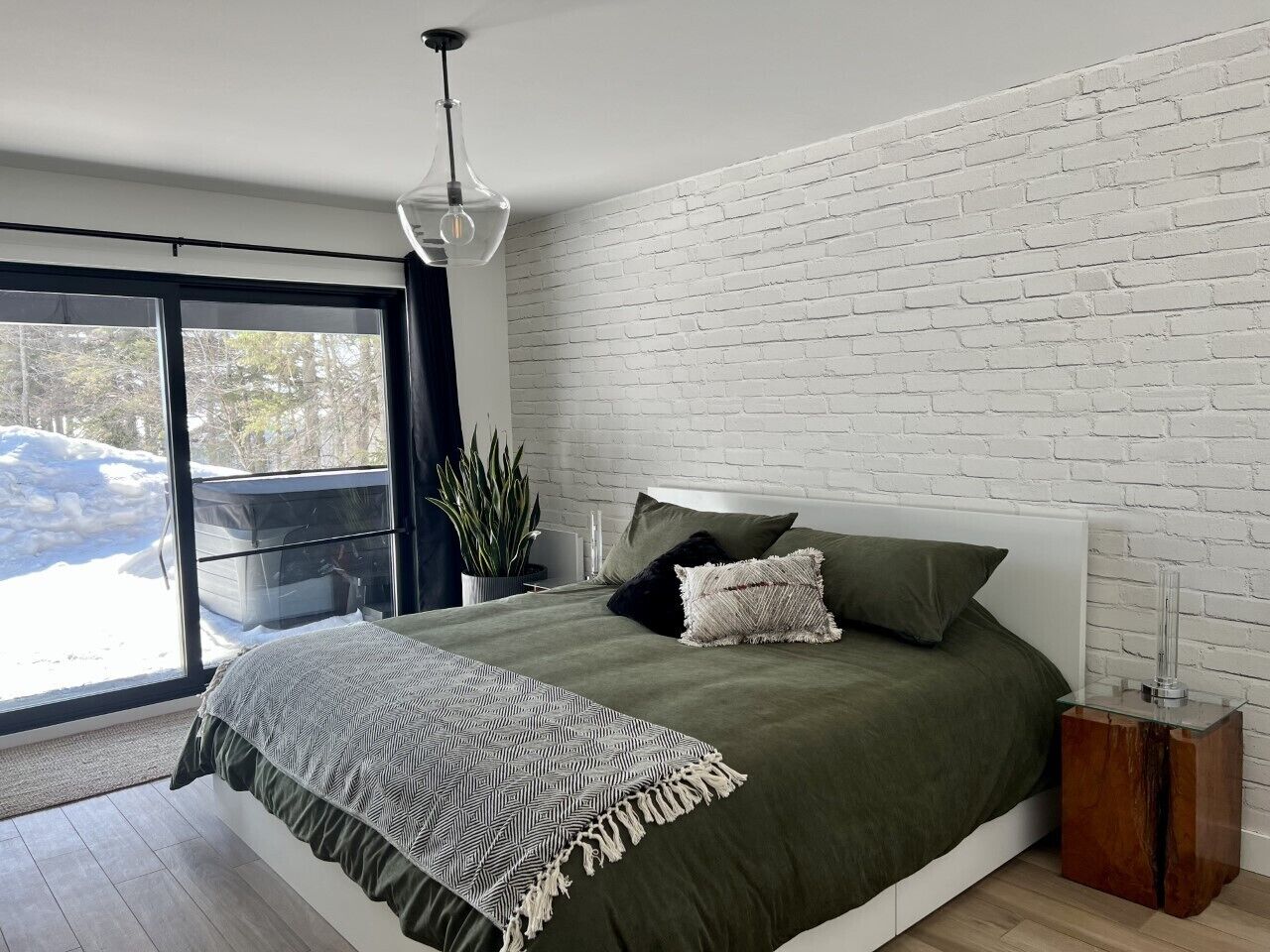 Sunny and spacious cottage by the lake.