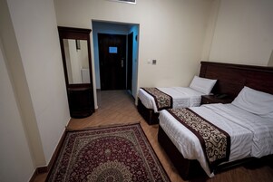 Chambre Double ou avec lits jumeaux | Fer et planche à repasser, Wi-Fi gratuit