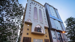Un hôtel doté d’une entrée arquée imposante et de nombreuses fenêtres.