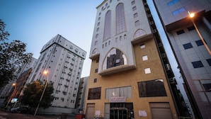 Un hôtel doté d’une grande entrée en arc de cercle et de nombreuses fenêtres.