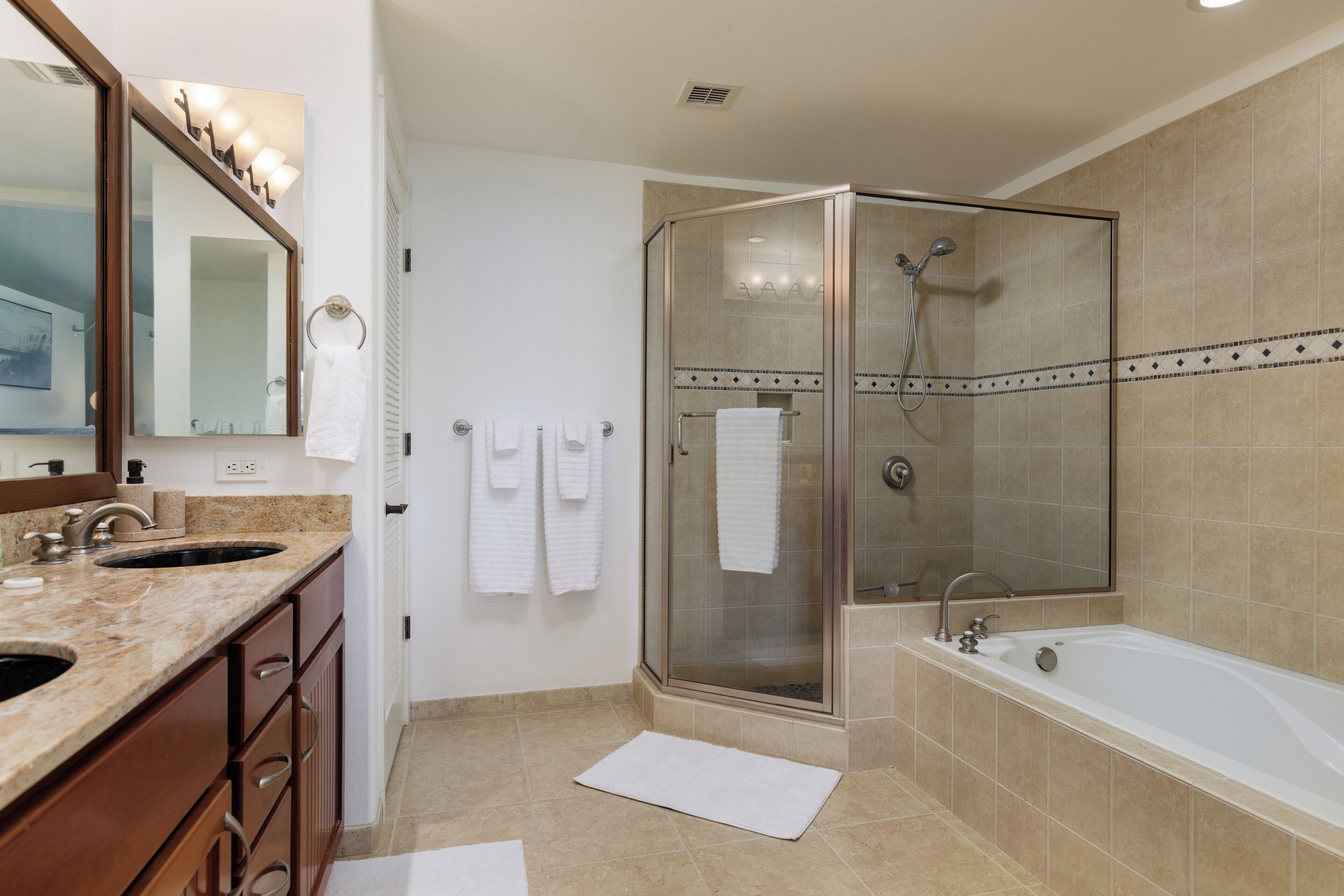 Hilton Pool Pass Included - Luxury Living