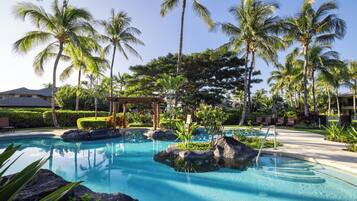 Kolam renang outdoor, dengan payung kolam renang dan kursi berjemur